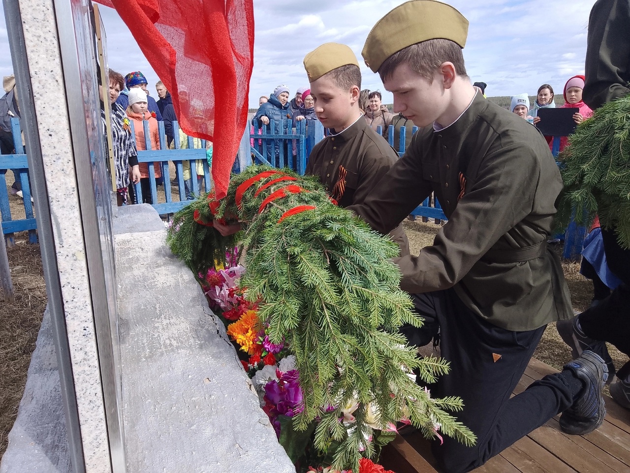 Возложение гирлянды.